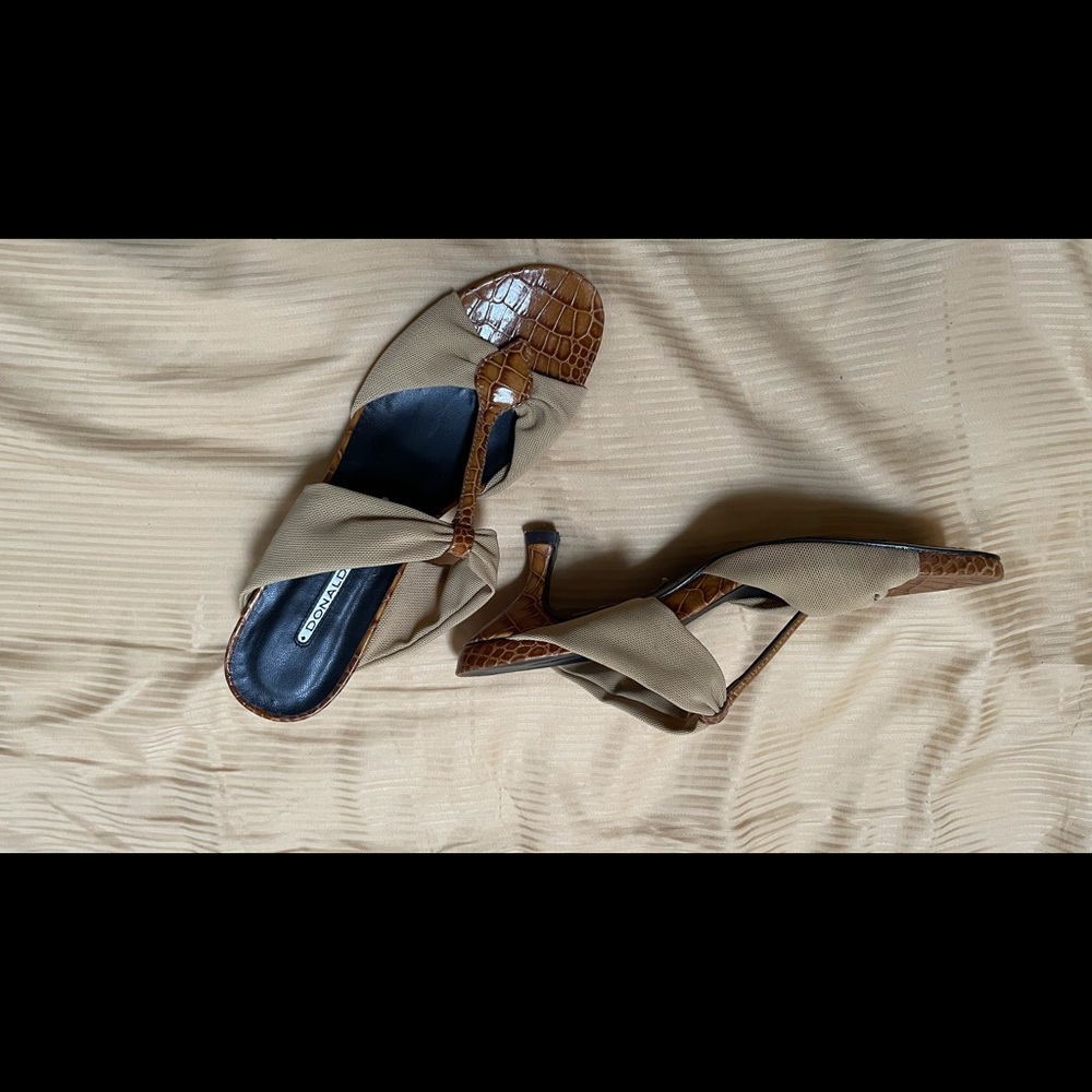 Donald pliner heeks- alligator size 6- brand new